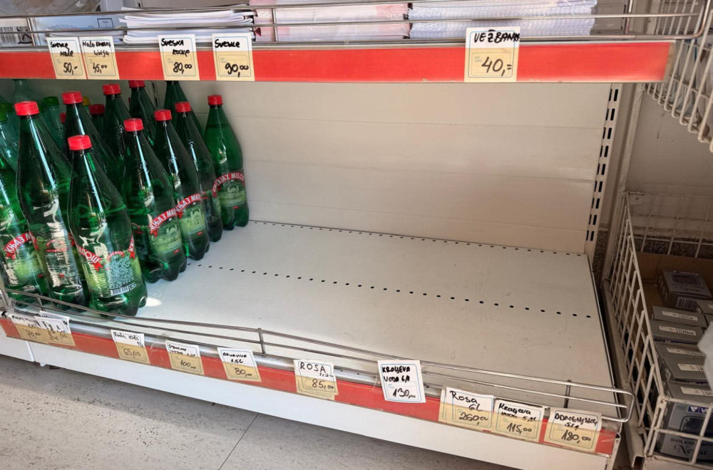 Za pola sata prodato preko 30 paketa vode: Panika u Čačku zbog nestašice; Tokom dana ispražnjeni rafovi FOTO