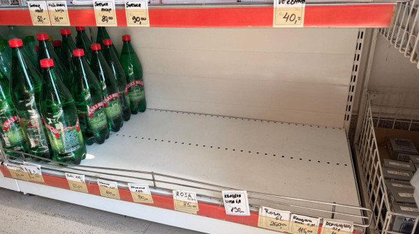 Za pola sata prodato preko 30 paketa vode: Panika u Čačku zbog nestašice; Tokom dana ispražnjeni rafovi FOTO
