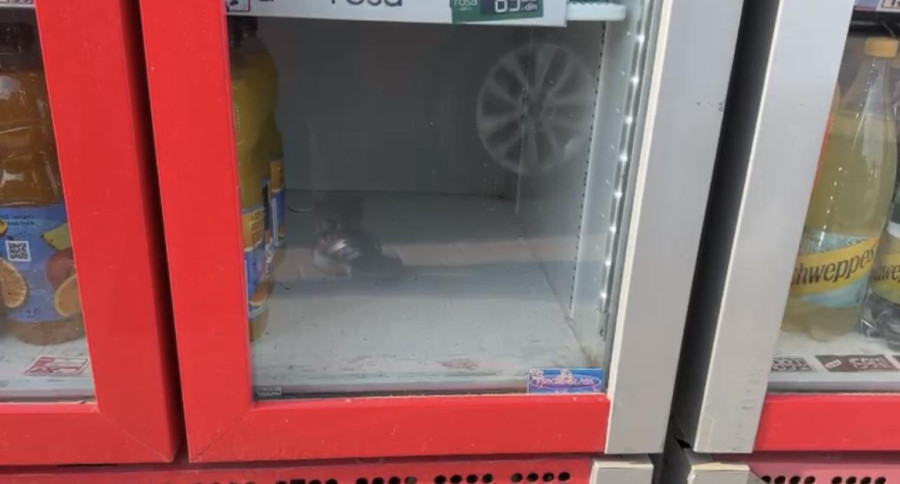 Za pola sata prodato preko 30 paketa vode: Panika u Čačku zbog nestašice; Tokom dana ispražnjeni rafovi FOTO