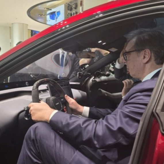 Vučiću u Kini pokazani moćni automobili: "Ovi automobili će sve pregaziti"