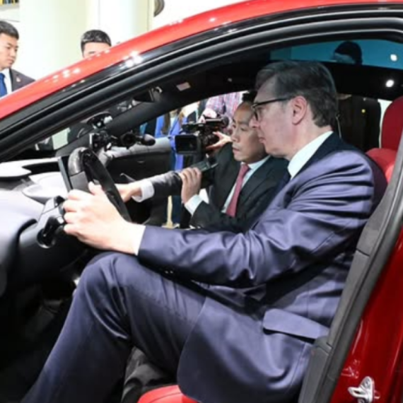 Vučiću u Kini pokazani moćni automobili: "Ovaj ide 350 km na sat" FOTO