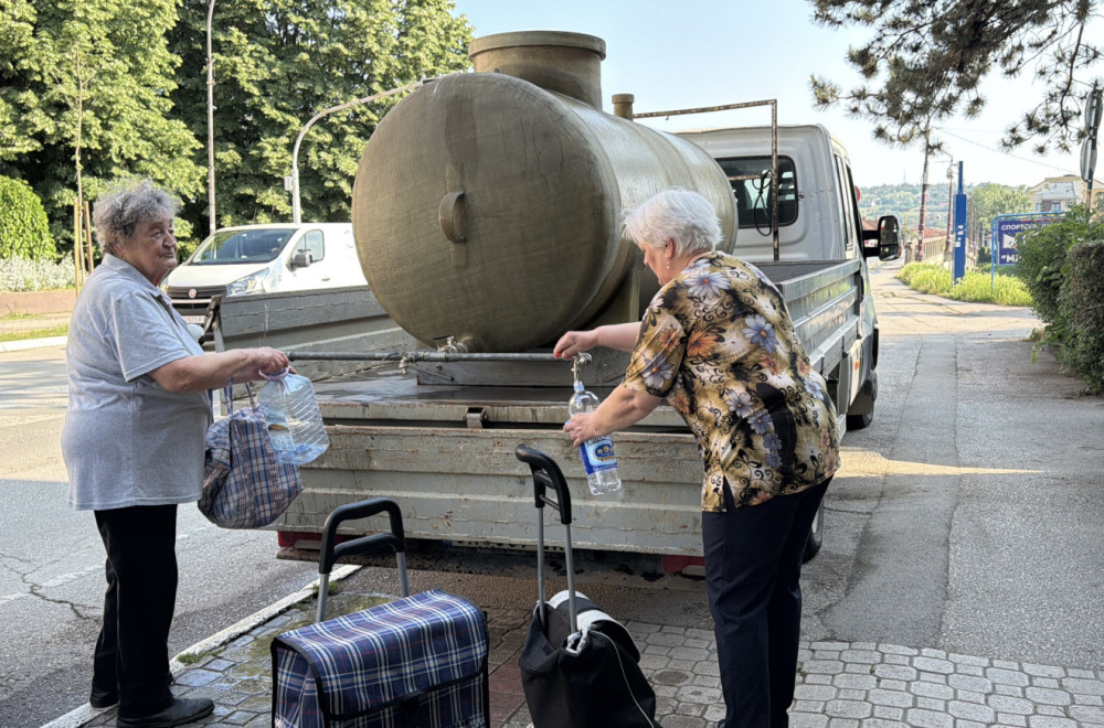 Bez kapi vode: Čačani pokupovali sve iz prodavnica, od jutros pune na cisternama