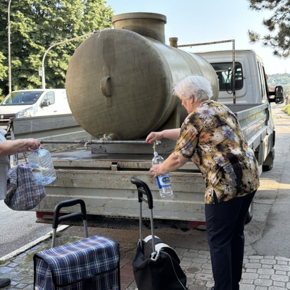 Bez kapi vode: Čačani pokupovali sve iz prodavnica, od jutros pune na cisternama
