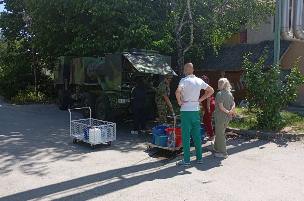 Vojska Srbije na ulicama Čačka i Gornjeg Milanovca: Cisterne dopremaju pijaću vodu