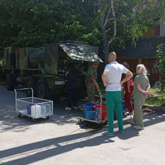 Vojska Srbije na ulicama Čačka i Gornjeg Milanovca: Cisterne dopremaju pijaću vodu