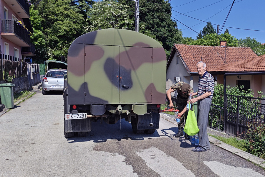 Vojska Srbije na ulicama Čačka i Gornjeg Milanovca: Cisterne dopremaju pijaću vodu
