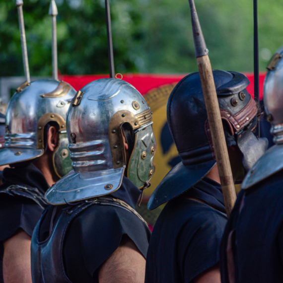 Niš se vraća u doba Rimljana: Legionari, gladijatori i baklje na ulicama grada