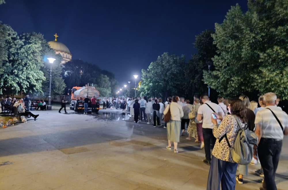 Istorijske scene iz Beograda: Najduži red vernika koji čekaju na poklonjenje Pojasu Presvete Bogorodice VIDEO
