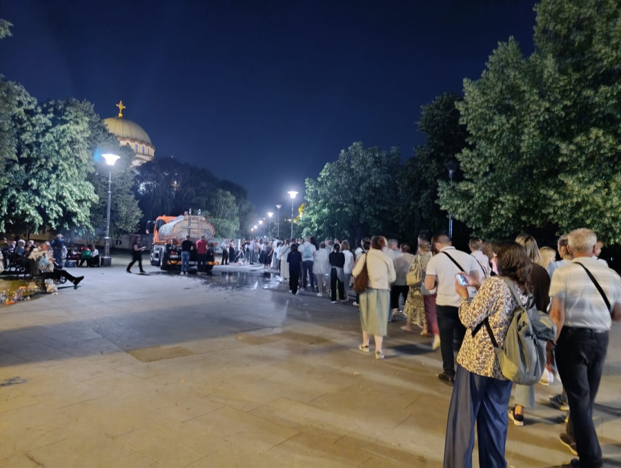 Ovo su heroji u koloni vernika koji čekaju da celivaju Pojas Presvete Bogorodice FOTO/VIDEO