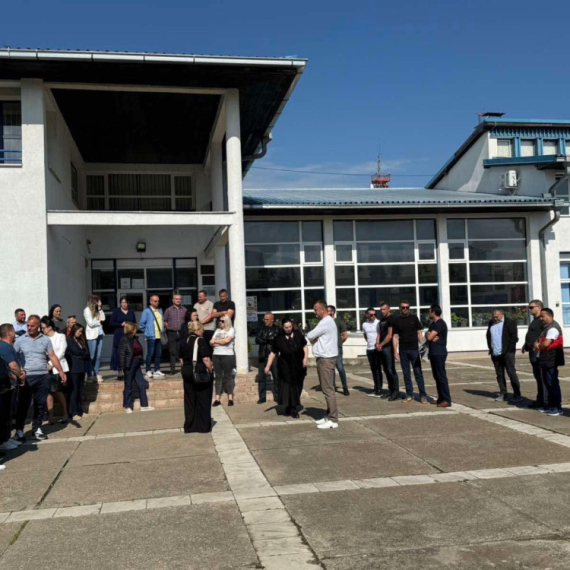 Skupovi podrške u Gračanici ne prestaju: Podrška uhapšenim rukovodiocima ustanova VIDEO