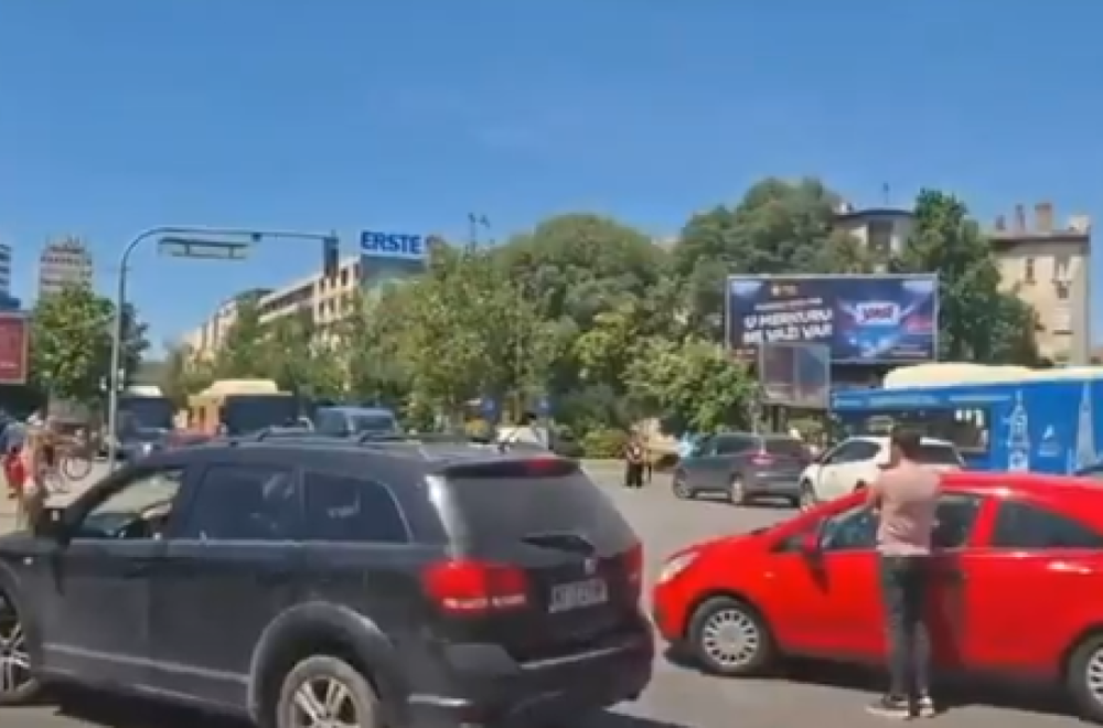 Šaka blokadera maltretira ceo Novi Sad; Blokirali raskrsnicu i zaustavili saobraćaj FOTO/VIDEO