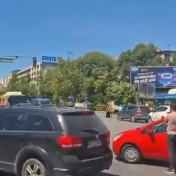 Šaka blokadera maltretira ceo Novi Sad; Blokirali raskrsnicu i zaustavili saobraćaj FOTO/VIDEO