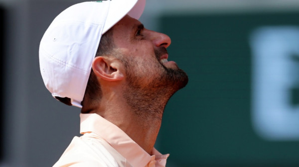 Novak "u klinču" sa kamermanom: "Zaboga, daj mi malo prostora" VIDEO