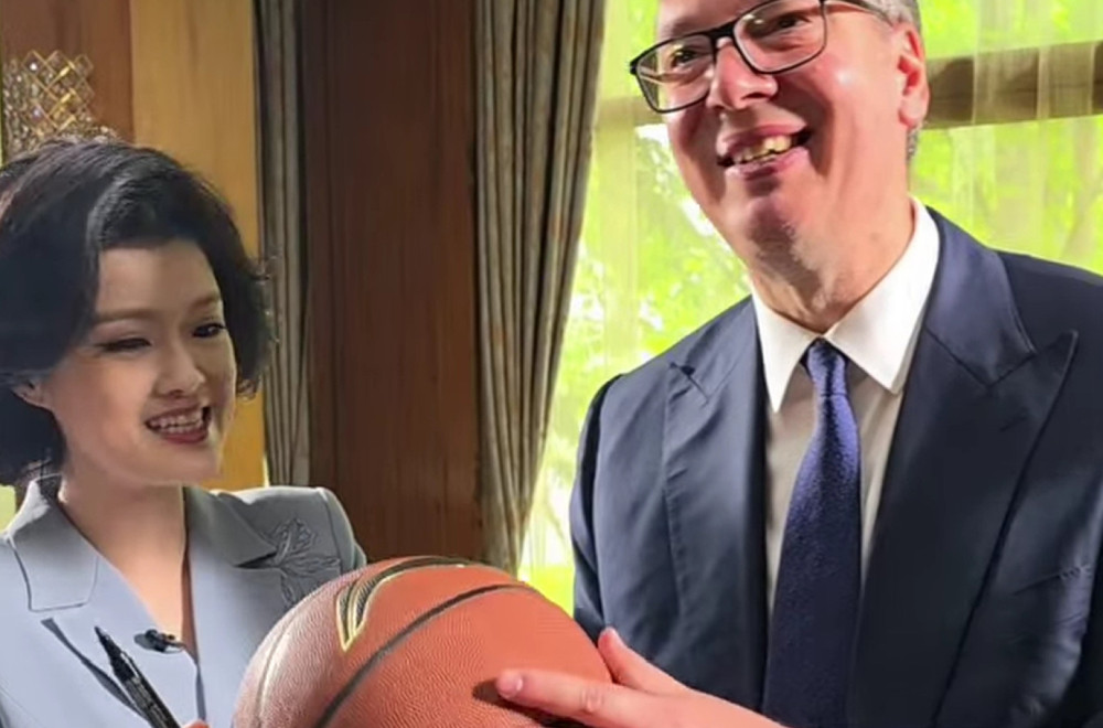 Kinezi imaju poseban nadimak za njega – 577 = Vučić; Potpisao se na lopti i rekao da voli kinesku hranu VIDEO