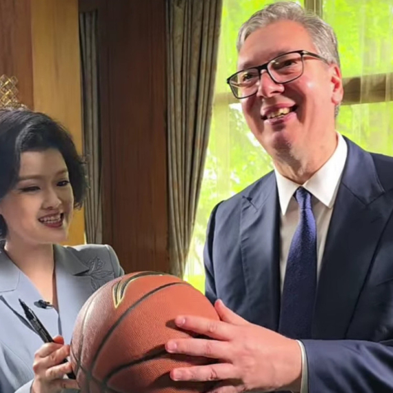 Vučić potpisao košarkašku loptu u Kini; Otkrio koja mu je omiljena kineska hrana