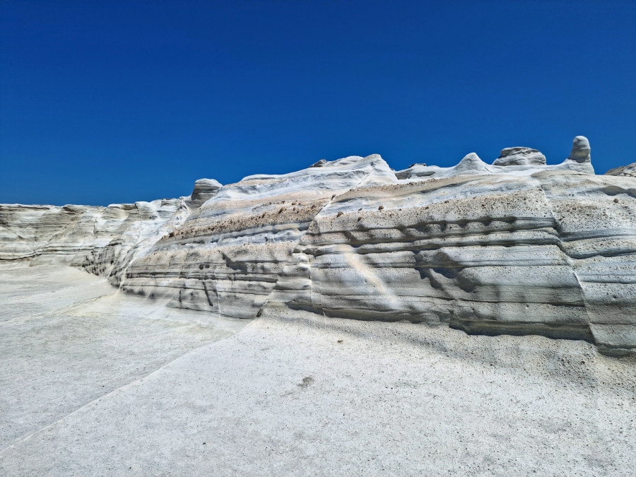 Ovo je jedna od najneobičnijih plaža u Grčkoj: Pejzaž koji podseća na površinu Meseca FOTO