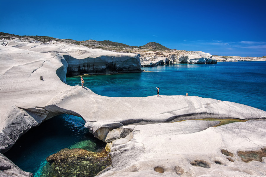 Ovo je jedna od najneobičnijih plaža u Grčkoj: Pejzaž koji podseća na površinu Meseca FOTO