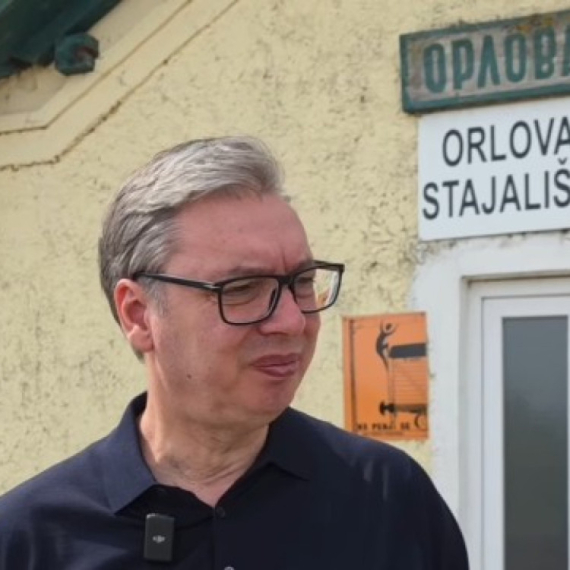 Vučić ispunio obećanje; Posetio železničku stanicu u Orlovatu – sada obećao rekontstrukciju VIDEO