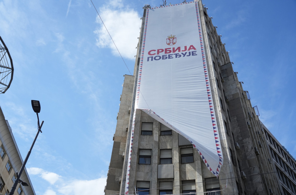 Baner Srbija pobeđuje biće uklonjen sa Palate Albanija, politički performans ugrozio bezbednost građana