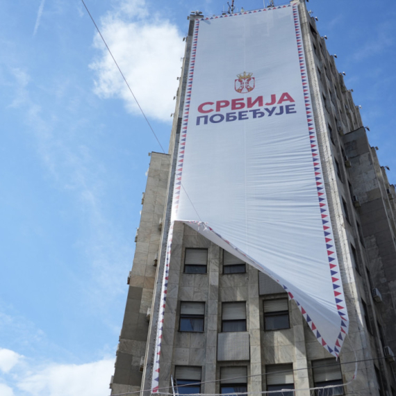 "Baner 'Srbija pobeđuje' biće uklonjen sa Palate Albanija, politički performans ugrozio bezbednost građana"