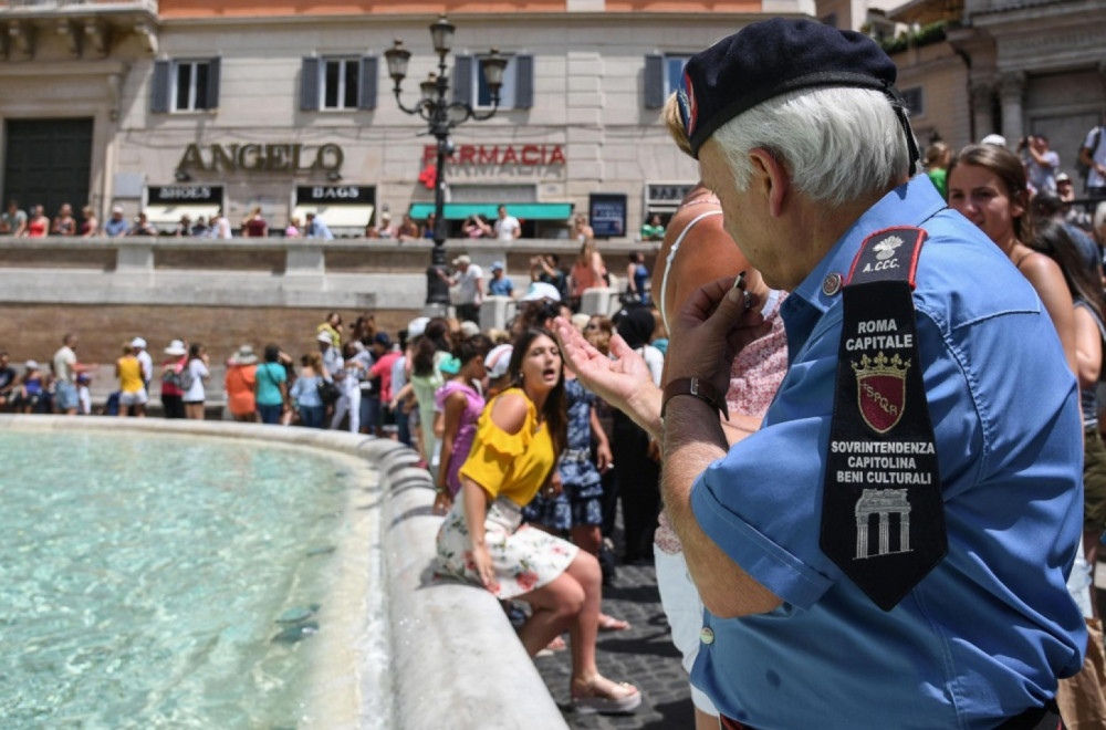 Snimak iz Rima obišao svet: Ušla u Fontanu di Trevi, a njen odgovor na kritike zapalio internet VIDEO