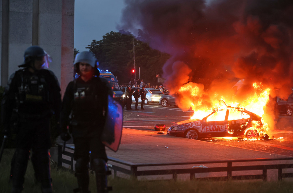 Dvostruki aršini: Dok policija brutalno bije demonstrante u Francuskoj i Albaniji, Picula ćuti VIDEO