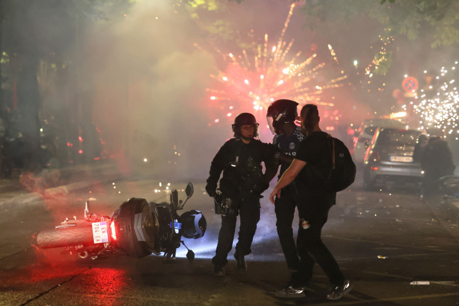 Parižani divljali i tokom noći – Ajfel u dimu, 416 uhapšenih FOTO/VIDEO