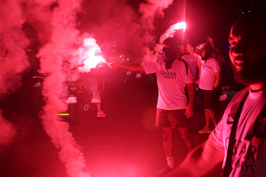 Parižani divljali i tokom noći – Ajfel u dimu, 416 uhapšenih FOTO/VIDEO
