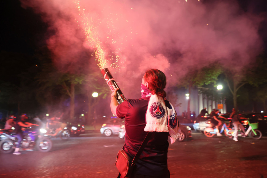 Parižani divljali i tokom noći – Ajfel u dimu, 416 uhapšenih FOTO/VIDEO