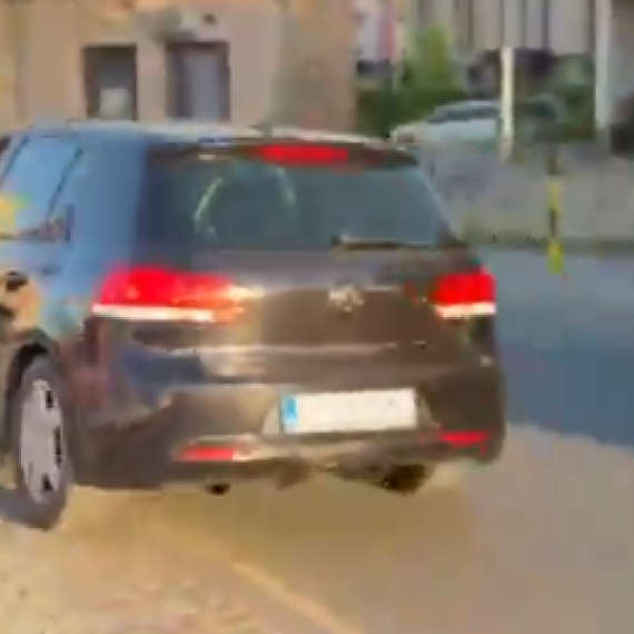 Užas u Obrenovcu: Blokader hteo da pregazi aktiviste SNS-a, među njima i majka sa bebom u naručju
