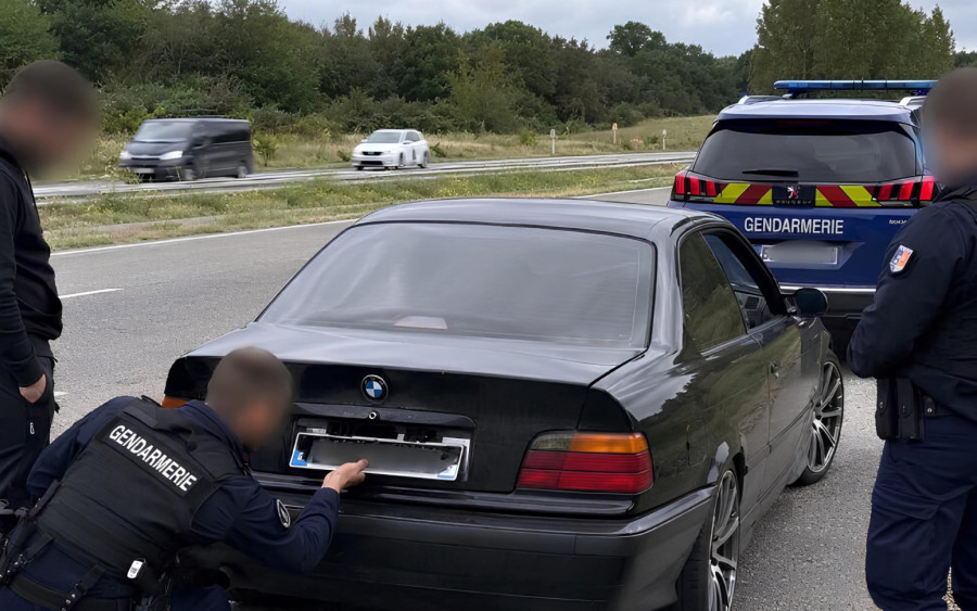 Mislio je da je nadmudrio kamere: Policija otkrila prevarantski sistem na automobilu FOTO