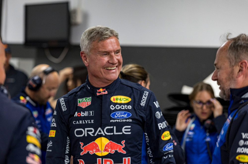 Slavni vozač Formule 1 u zagrljaju zgodnih devojaka slavio momačko veče; Teturao se do hotela VIDEO