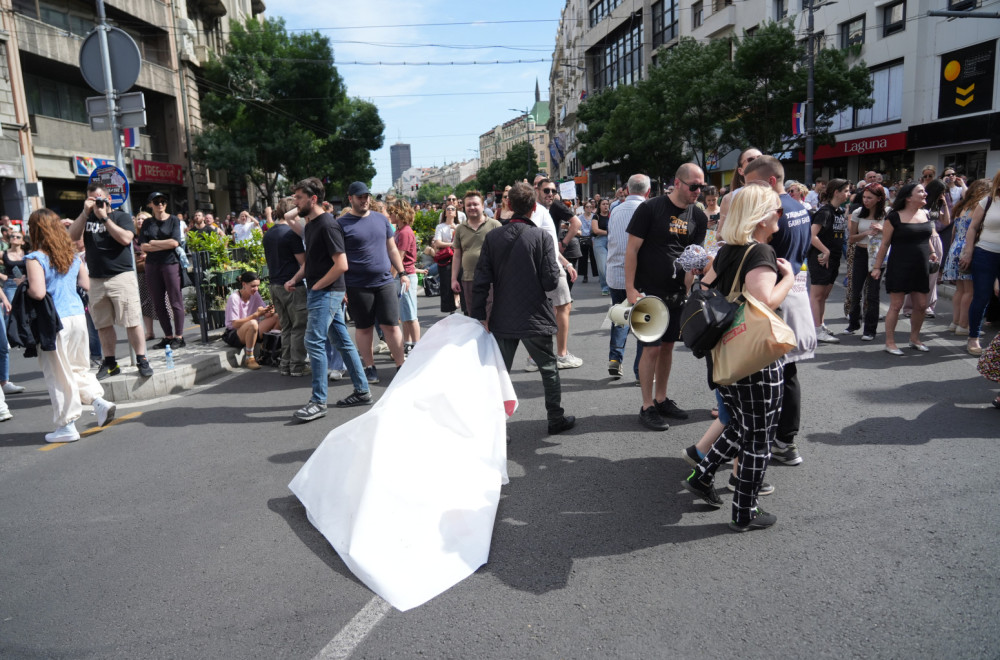 Napad na stranačke prostorije; Oglasio se OO SNS Surčin: Nasilje i mržnja nikad neće pobediti