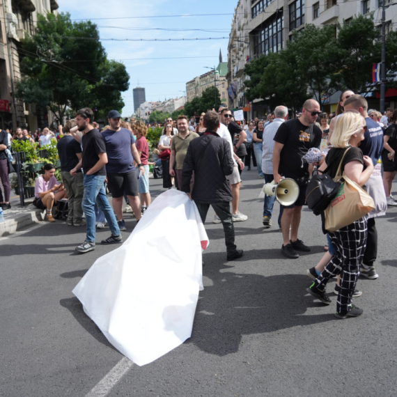Napad na stranačke prostorije; Oglasio se OO SNS Surčin: "Nasilje i mržnja nikad neće pobediti"