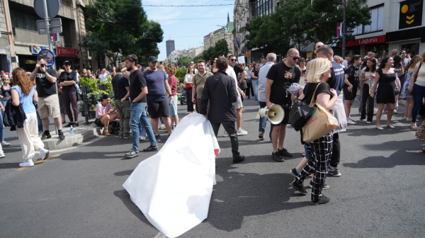 Napad na stranačke prostorije; Oglasio se OO SNS Surčin: "Nasilje i mržnja nikad neće pobediti"