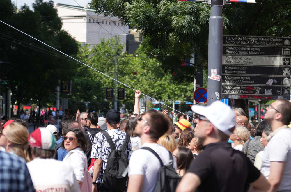 Studenti pobeđuju mora da stoji, čak i ako stanari neće? Vređali ženu koja je pokušala da skine baner