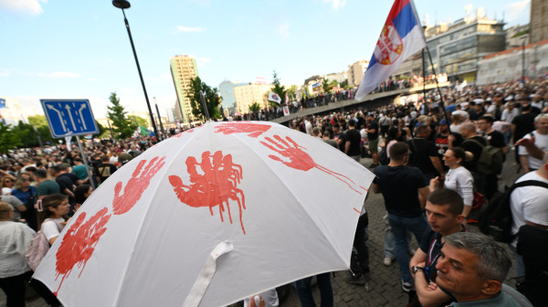 Blokaderka zasipala flašama vernike ispred Hrama Svetog Save