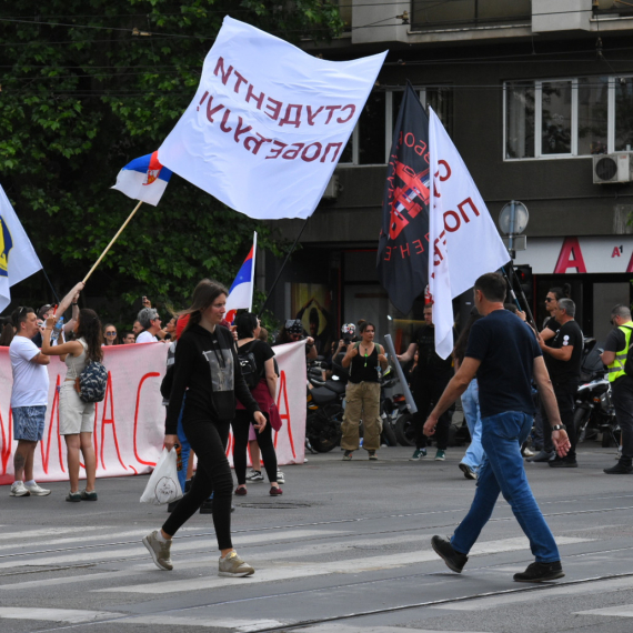 Blokaderi zavapili posle Makronovog oglašavanja: "Vi se još pržite"