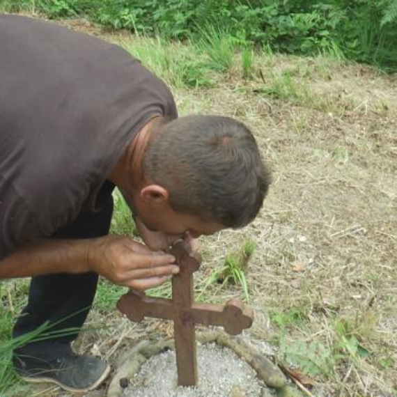 "Nešto ovde ima": Neobičan običaj u Dragačevu, momci i devojke dolaze u šumu sa jednom jedinom željom