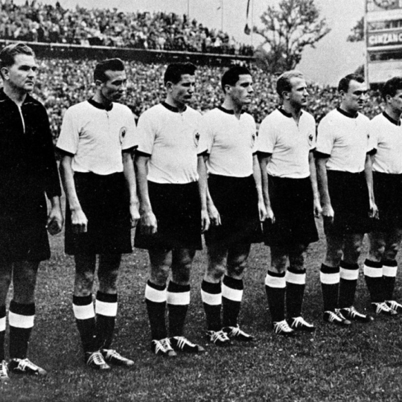 Švajcarska 1954: "Fudbal je igra dva tima od po 11 igrača u kojoj na kraju pobede Nemci"