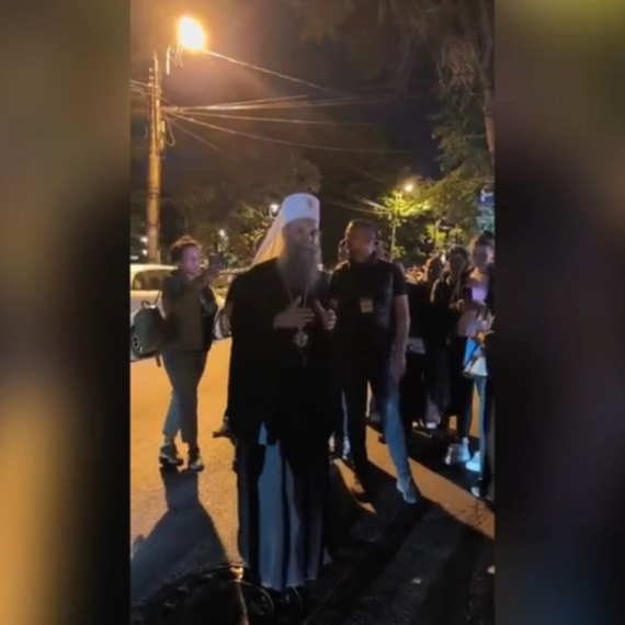 Neprimereno; Dok je patrijarh govorio vernicima o molitvi ispred Hrama, blokaderka urlala VIDEO