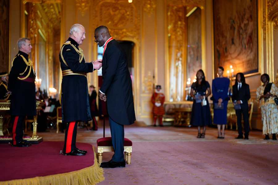 Idris Elba zvanično postao vitez: Odlikovan na svečanoj ceremoniji u Vindzoru FOTO