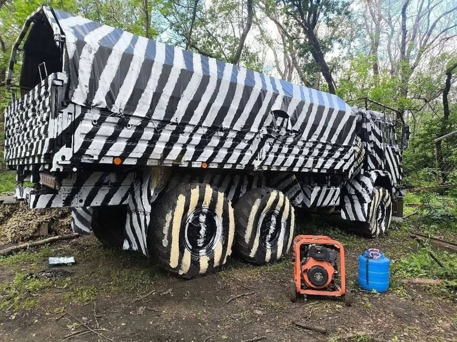 Rusi zebra kamionima zbunjuju ukrajinske dronove FOTO