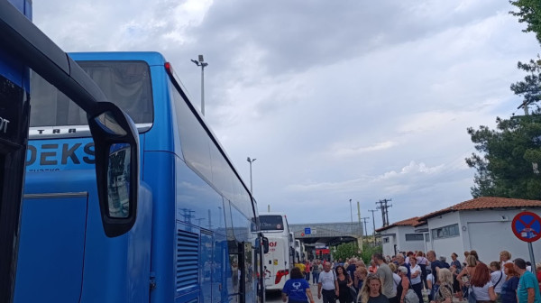 B92.net na Evzoniju, evo kakva je situacija na granici; Turisti po vrućini u redovima FOTO