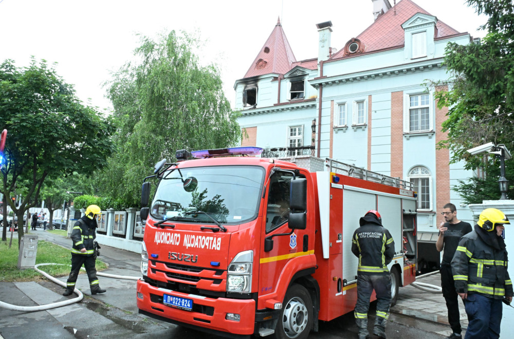 Ugašen požar u ambasadi Pakistana na Dedinju; Tri vatrogasne ekipe se borile sa vatrenom stihijom FOTO/VIDEO
