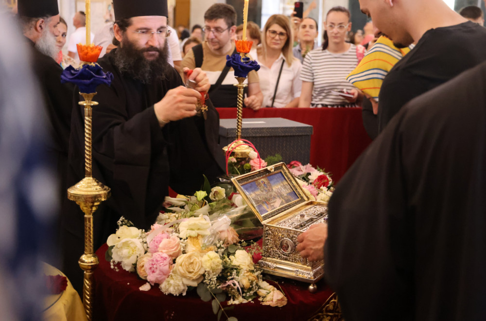 Patrijarh sa vernicima satima u redu: "Vaš trud će biti nagrađen" FOTO/VIDEO