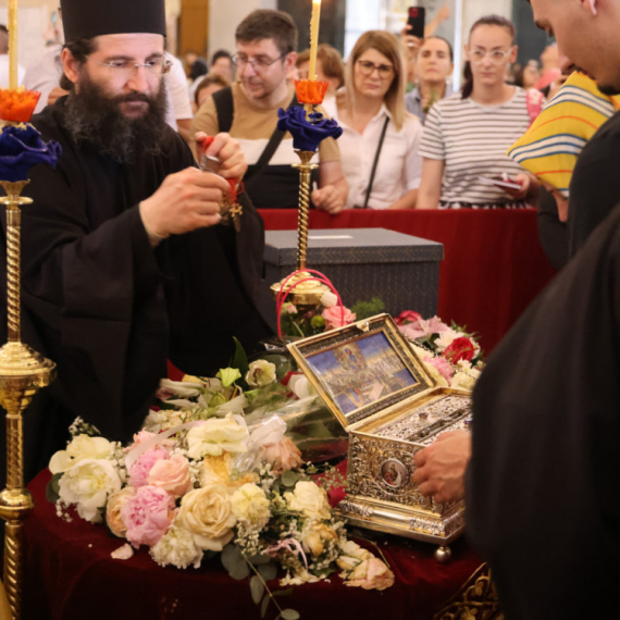 Patrijarh sa vernicima satima u redu: "Vaš trud će biti nagrađen" FOTO/VIDEO