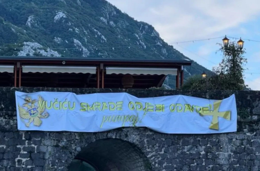 Iracionalna mržnja prema Srbima; Sraman transparent u Kotoru sa uvredljivom porukom Vučiću FOTO