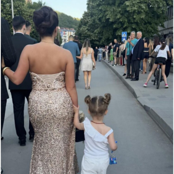 Ovo je fotografija o kojoj priča Priboj: Maturantkinja Lajla i njena zaova oduševile sve prisutne FOTO