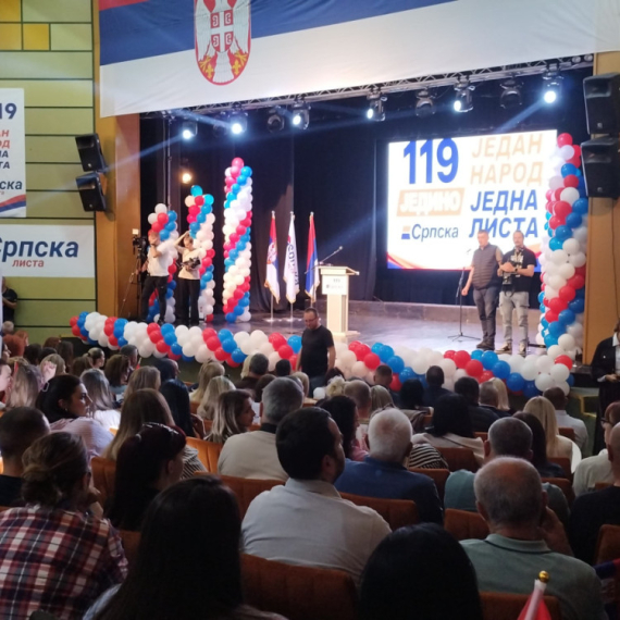 Sve je spremno za miting Srpske liste povodom predstojećih izbora; Veliki broj Srba stigao u Leposavić VIDEO